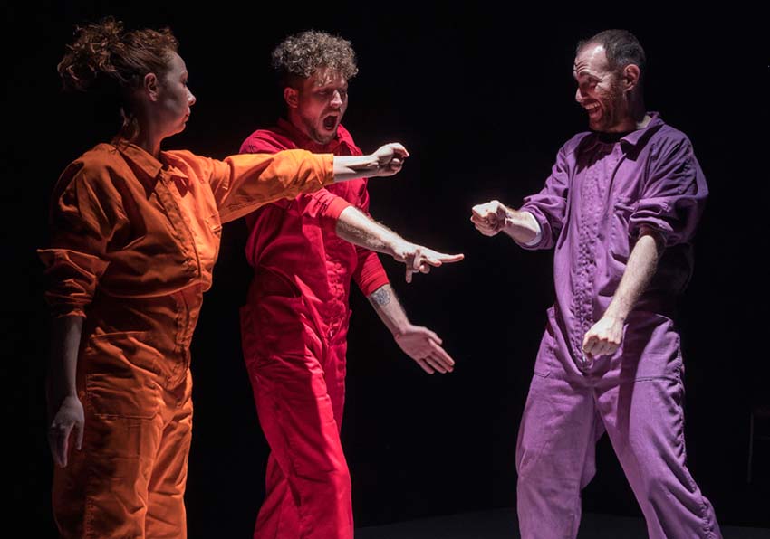 Imatge del esdeveniment:Dos home i una dona fent gestos en un escenari